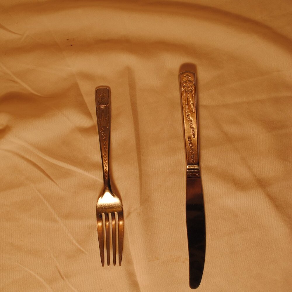 HOPALONG CASSIDY VINTAGE CHILDRENS KNIFE AND FORK SET